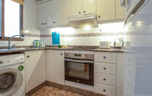 Three-Bedroom Apartment in Torrevieja - image 2