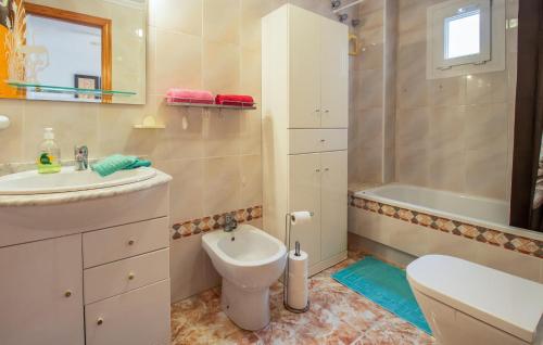 Three-Bedroom Apartment in Torrevieja - image 8