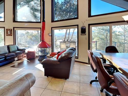 Gray Wolf Lodge 4 Bedrooms Hot Tub Mountain View Pool Table Sleeps 9 - image 6