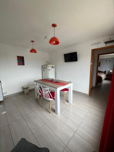 One-Bedroom Apartment image 9