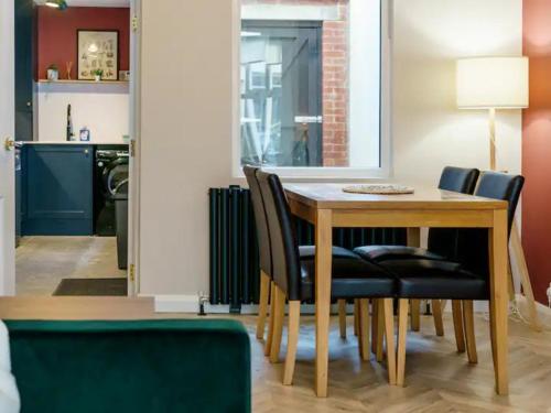 บริการและสิ่งอำนวยความสะดวก, Pass the Keys Belmont Bolthole 2 Bed Bars and Eateries Abound in วิลการ์ พาร์ค แอเรีย