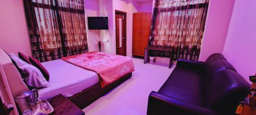 Deluxe Double Room with Balcony image 1