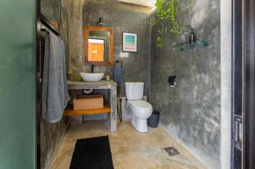 Double Room with Balcony and Sea View image 9