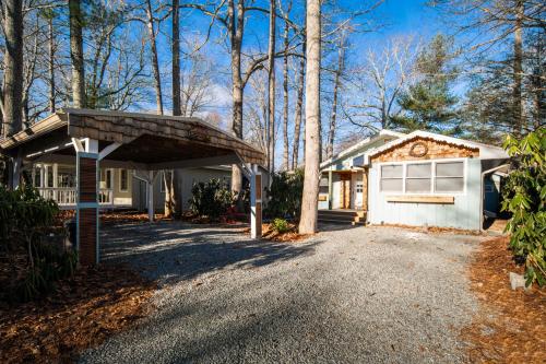 GREAT Central Location! Cabin Near Sugar Beech Boone in Newland, USA
