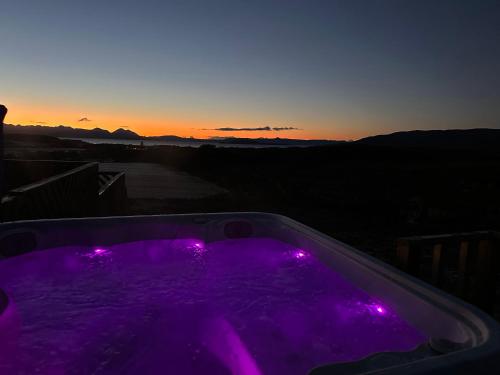 Duirinish Pods with Private Hot Tubs and Duirinish Bothy with No Hot Tub in Плоктон