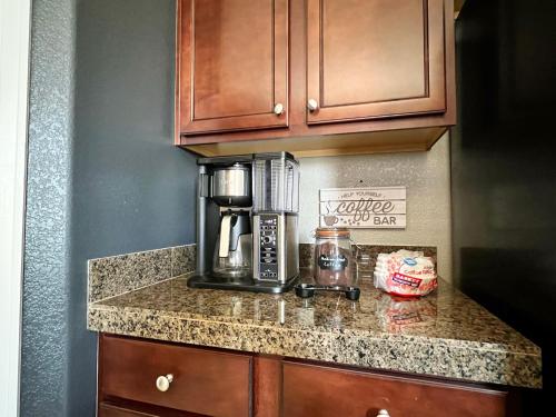 Modern 4BR Retreat - Hot Tub - Games - DEN Airport in Commerce City, USA