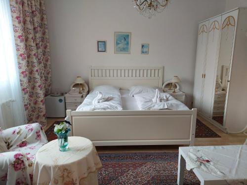 1 queen bed, 1 sofa bed