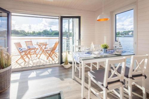 Hausboot Aegir mit Dachterrasse in Schleswig am Ostseefjord Schlei in Friedrichstrasse