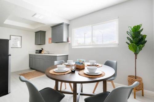 5 Mins to DT Alhambra - Homey 2BR Apt 4A in Alhambra, USA