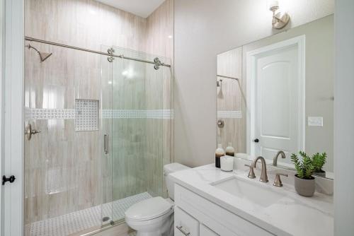 Large Work Space, Private Yard, Gated Community in Houston, USA