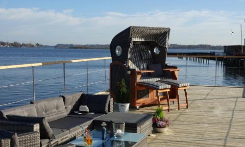 Hausboot Flying Dutchman mit Dachterrasse in Schleswig am Ostseefjord Schlei in Friedrichstrasse