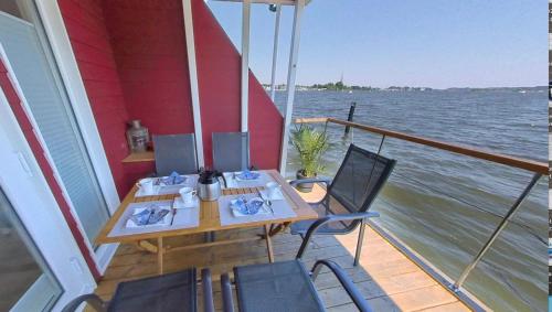 Hausboot Flying Dutchman mit Dachterrasse in Schleswig am Ostseefjord Schlei in Friedrichstrasse