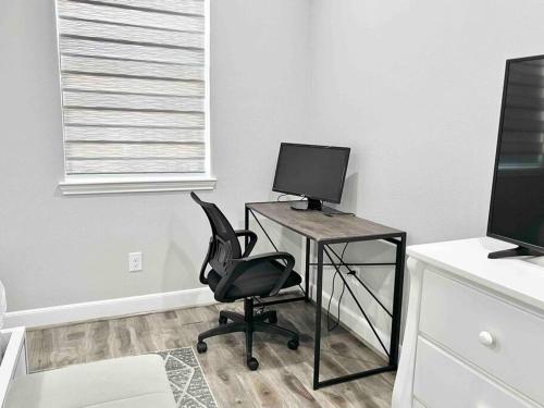King bed in gated community, 1300 sqft home in Houston, USA