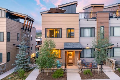 New Luxury Villa #282 With Rooftop Hot Tub & Great Views - 500 Dollars Of FREE Activities & Equipment Rentals Daily in Winter Park, USA