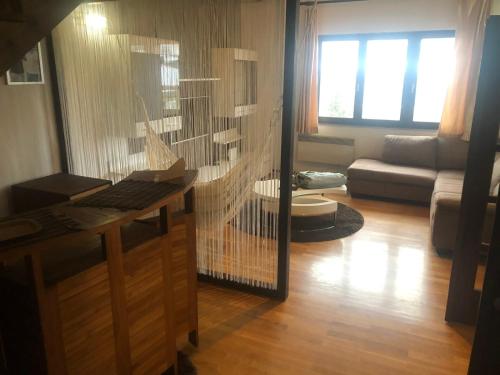 Nice & Calm Apartment, 150m2, up to 6 guests, separate Fenced yard with Free Parking