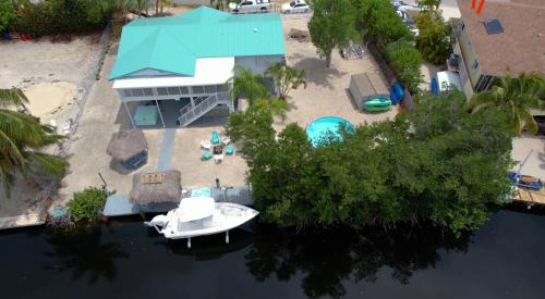 Bayside Key Largo Canal Home with Dock/ Jacuzzi/ Pool.  Lift not include in Key Largo, USA