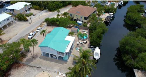 Bayside Key Largo Canal Home with Dock/ Jacuzzi/ Pool.  Lift not include in Key Largo, USA