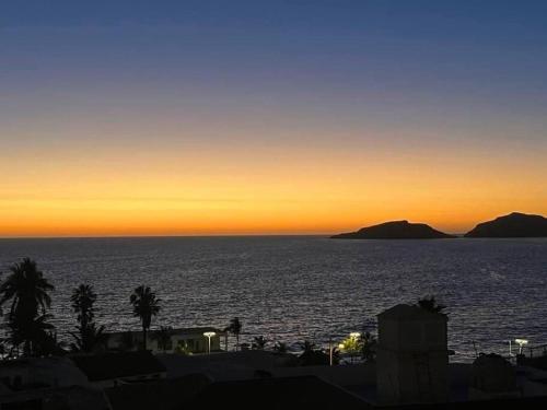 La casa del cerro con vista al oceano pacifico