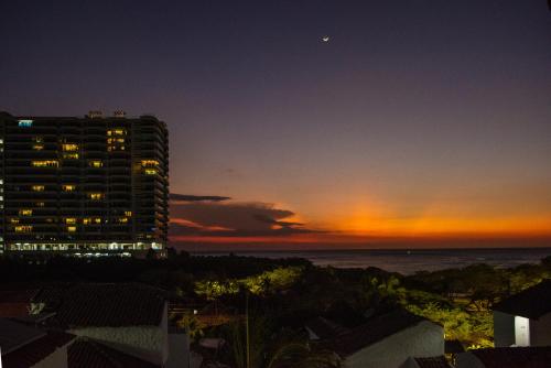 Cómodo apartamento con vista al mar y la montaña