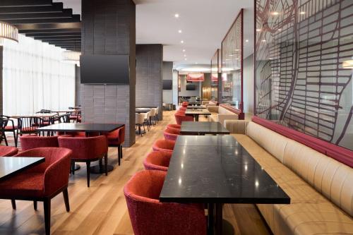 Restaurant, Residence Inn by Marriott Montreal Airport in Saint-Laurent