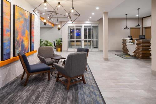 La Quinta Inn & Suites by Wyndham Williston/Burlington - image 2