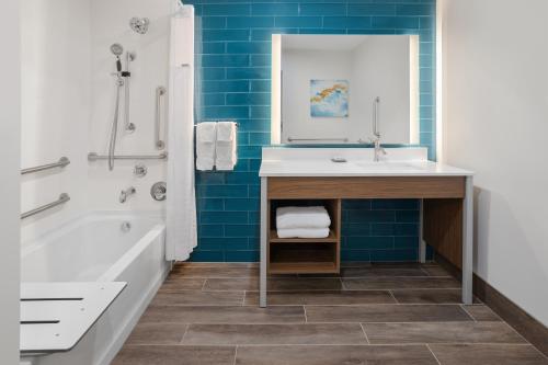 La Quinta Inn & Suites by Wyndham Williston/Burlington - image 9