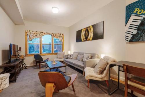 Cityscape Retreat 3BR Haven with Free Parking in Chicago, USA