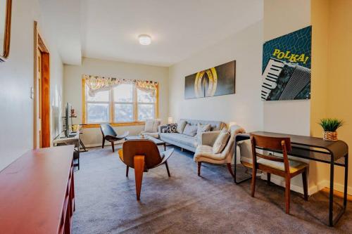 Cityscape Retreat 3BR Haven with Free Parking in Chicago, USA