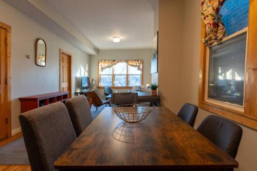 Cityscape Retreat 3BR Haven with Free Parking in Chicago, USA