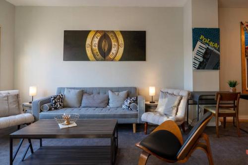 Cityscape Retreat 3BR Haven with Free Parking in Chicago, USA