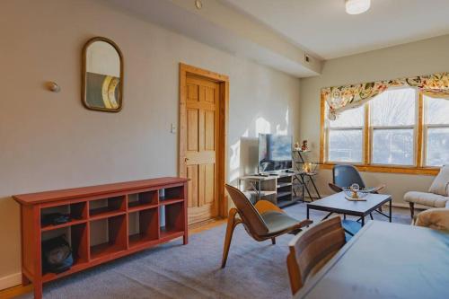 Cityscape Retreat 3BR Haven with Free Parking in Chicago, USA