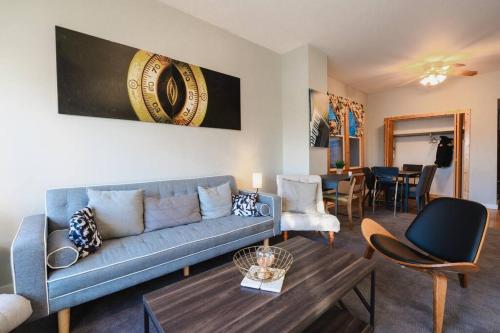 Cityscape Retreat 3BR Haven with Free Parking in Chicago, USA