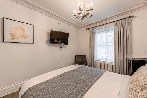 Queen Room image 9