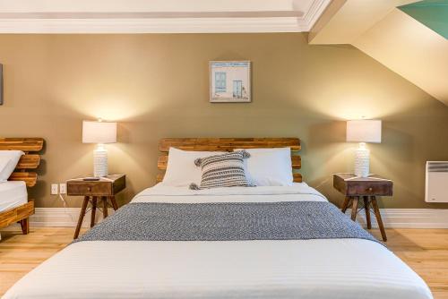 Double Room with Two Queen Beds image 9