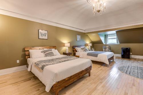 Double Room with Two Queen Beds image 8