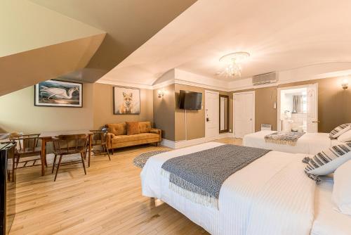 Double Room with Two Queen Beds image 5