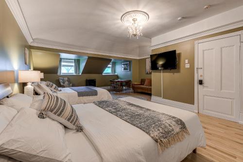 Double Room with Two Queen Beds image 4