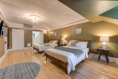 Double Room with Two Queen Beds image 3
