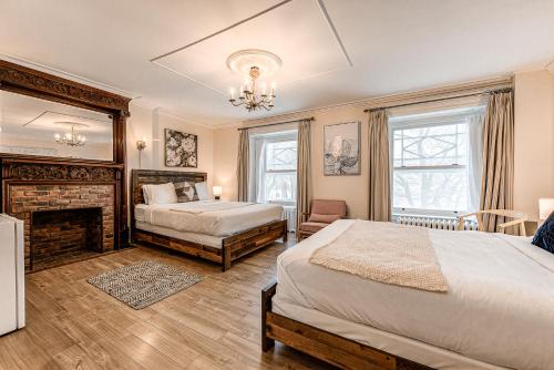 Double Room with Two Queen Beds image 2