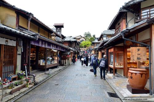 媛楽園 松山中心地及び道後温泉に近い家族やグループ旅行の多人数が泊まれる快適な宿