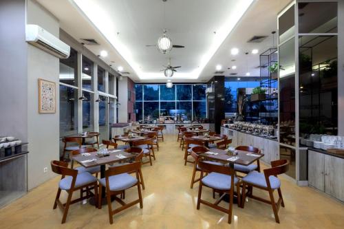 Ristorante, Quest Hotel Darmo - Surabaya by ASTON near Surabaya town square