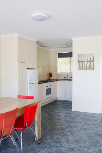 廚房, 洛貝鎮汽車旅館及公寓 (Robetown Motor Inn & Apartments) in 羅比