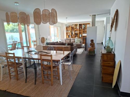 Villa_palms_mimizan_plage jolie villa 12 personnes, piscine chauffée et plage à pied Villa_palms_mimizan_plage jolie villa 12 personnes, piscine chauffée et plage à pied