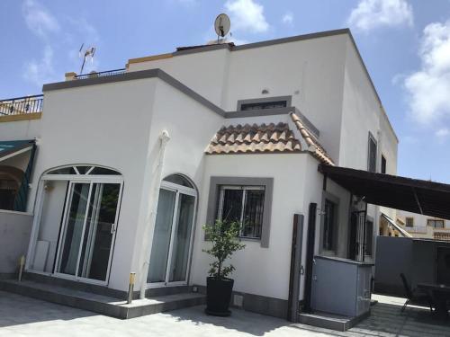Maison avec piscine et grande terrasse à Torrevieja