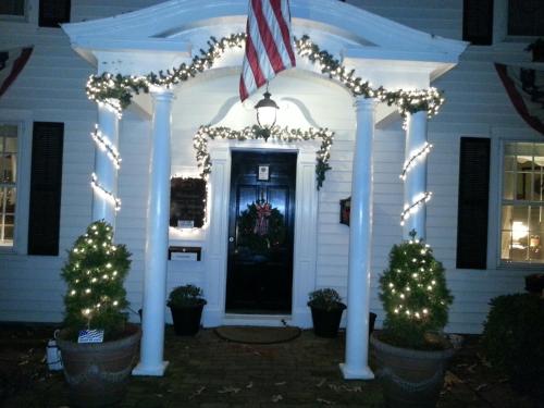 A Williamsburg White House Inn - 출입구