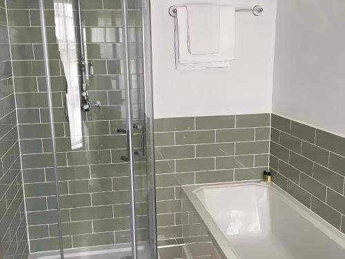 Twin Room image 9