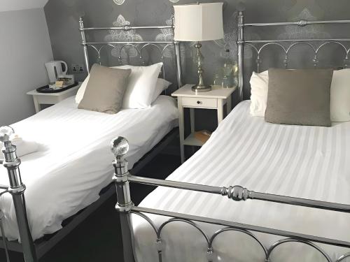 Twin Room image 8