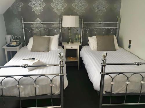 Twin Room image 7