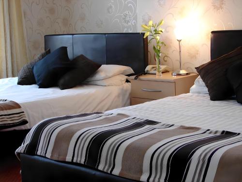 Family Room image 9