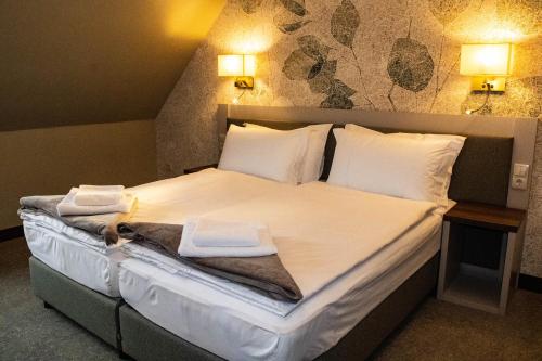 2 twin beds